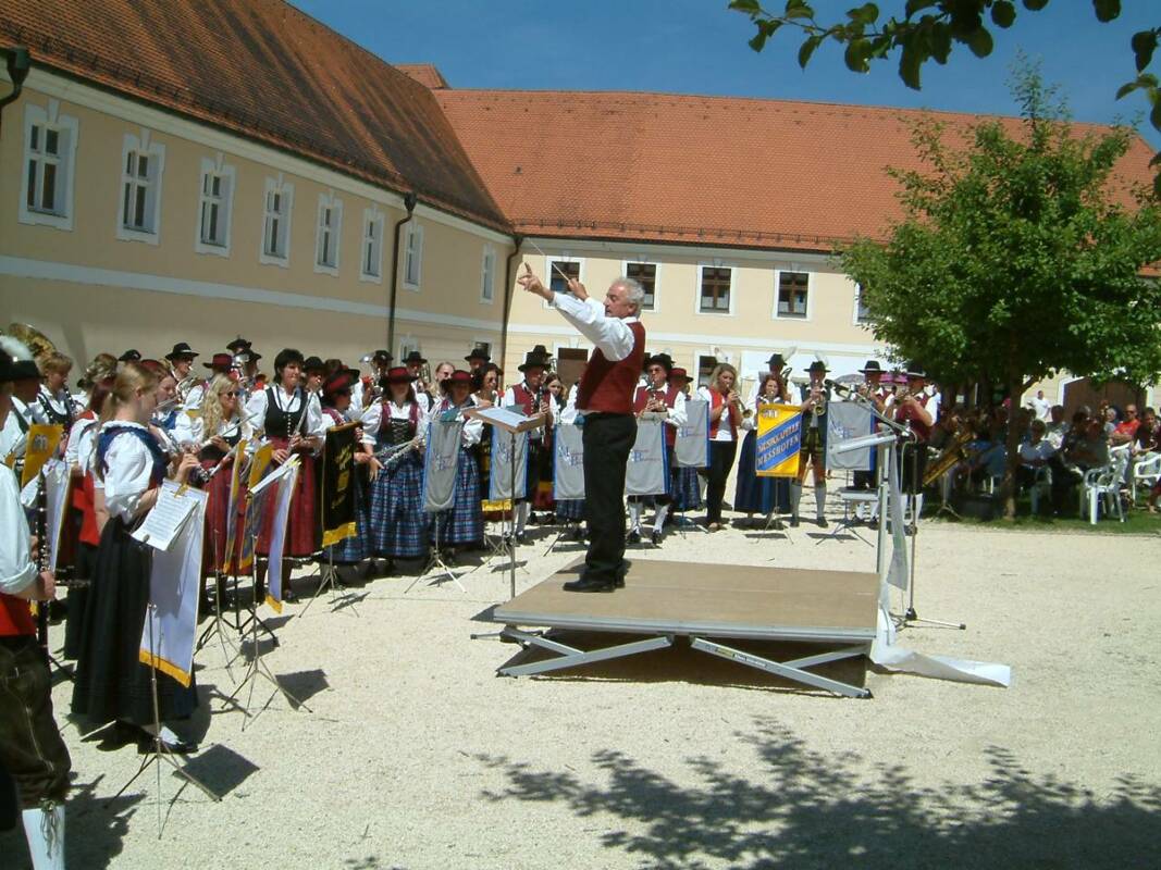 Kapelle spielt den Roggenburger Marsch