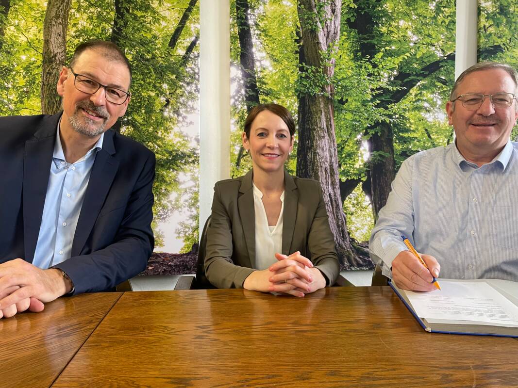 Foto: Gemeinde Roggenburg (von links: Bgm. Mathias Stölzle, Katrin Held und Reinhold Zeilinger (Naturenergie Zeilinger UG)